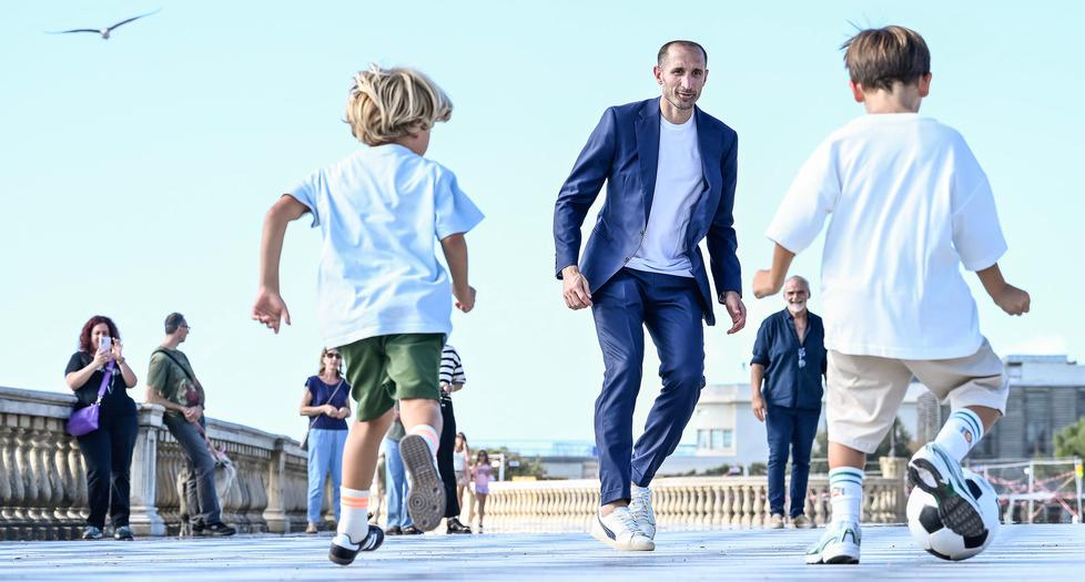 
	Giorgio Chiellini e i due ragazzini sul set dello spot (foto Fondazione Lem)

