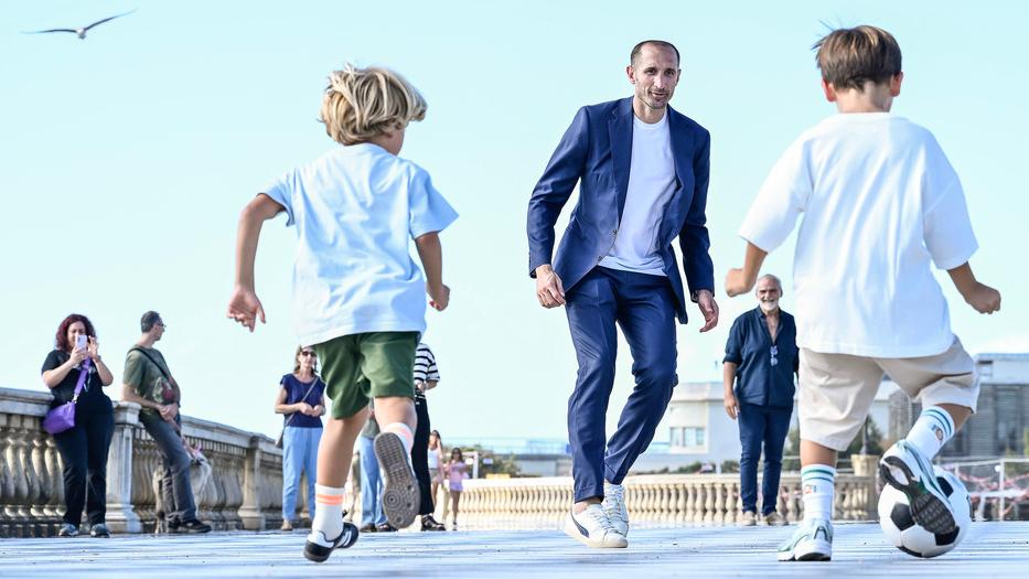 Giorgio Chiellini e i due ragazzini sul set dello spot (foto Fondazione Lem)
