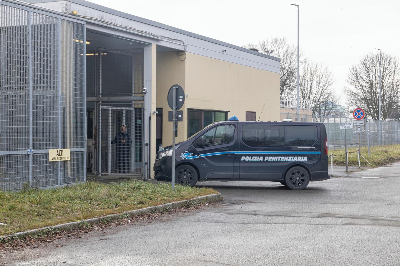 Ex agente del carcere Sant’Anna accusato di corruzione: ha procurato due telefoni a un detenuto