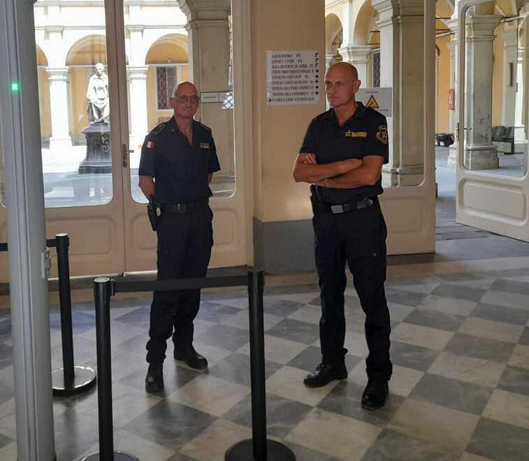 Due guardie giurate all'ingresso del tribunale (foto d'archivio)