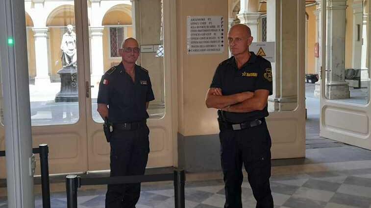 Due guardie giurate all'ingresso del tribunale (foto d'archivio)