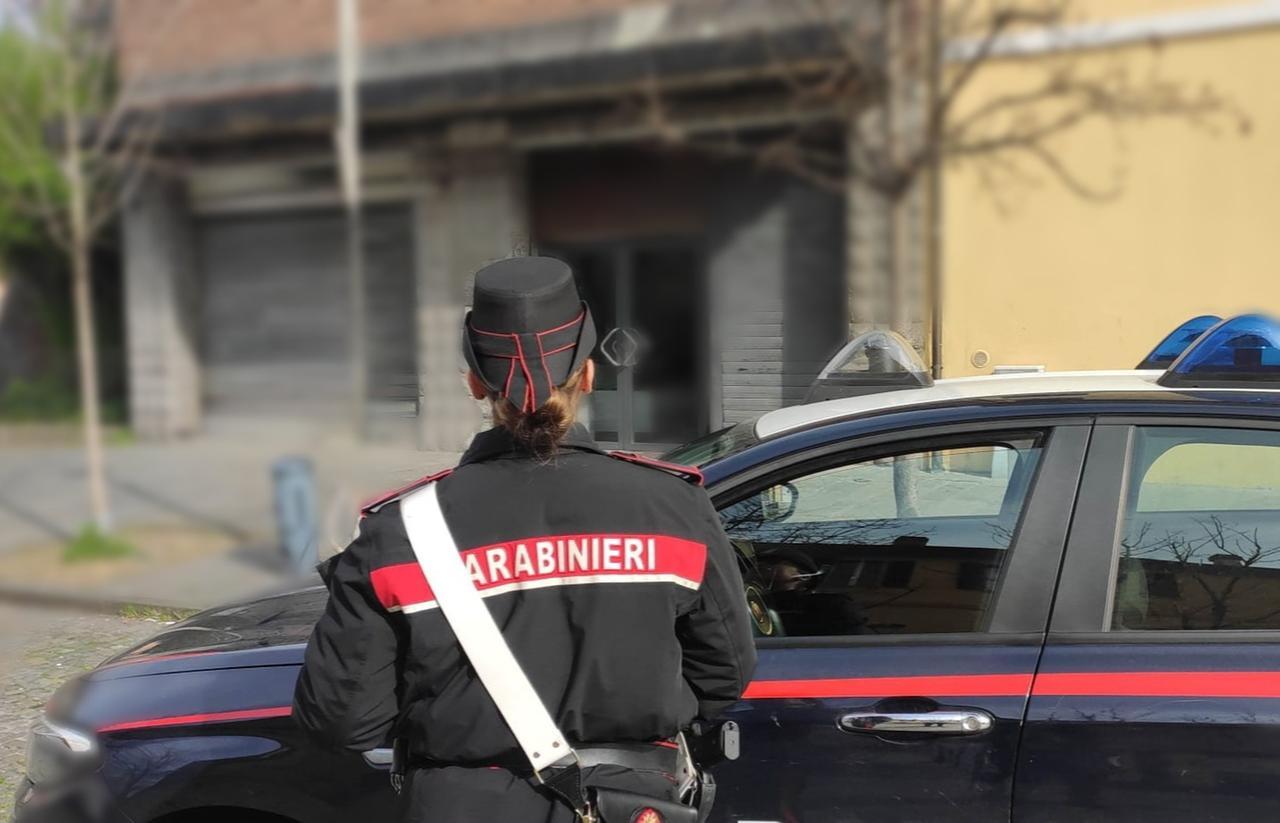 Falsificano la busta paga per ottenere un finanziamento: due denunciati