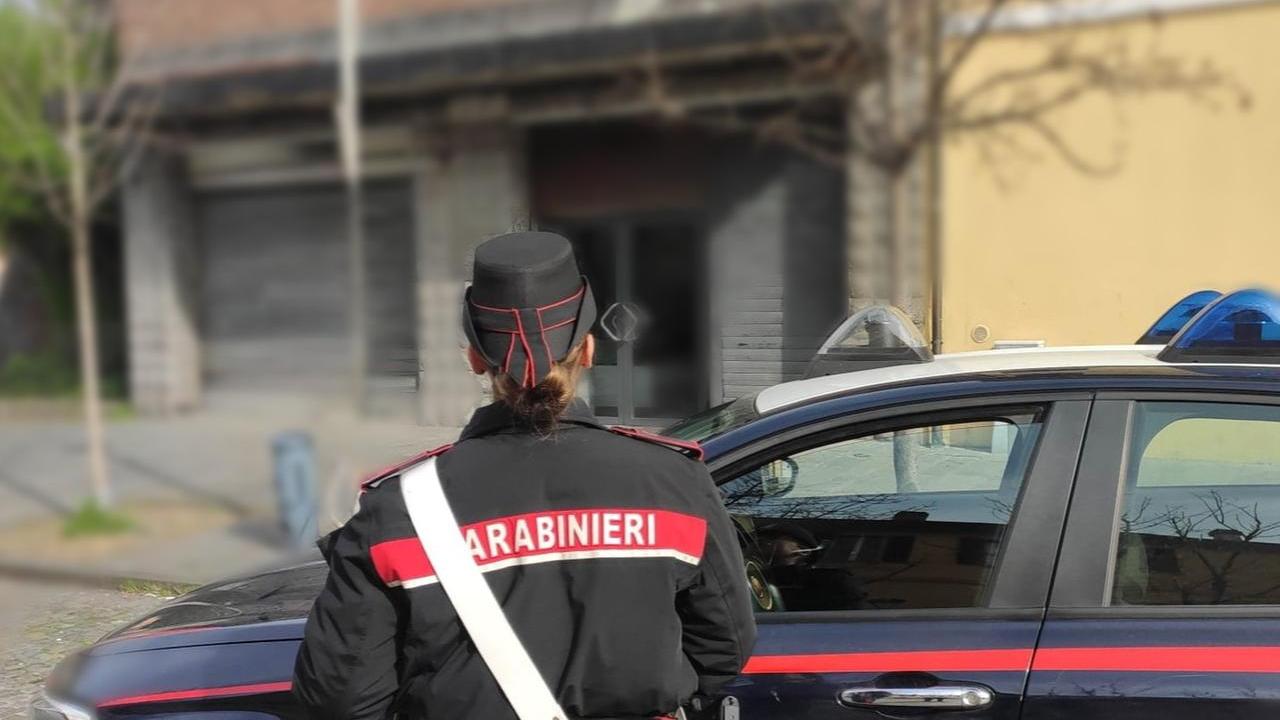 Falsificano la busta paga per ottenere un finanziamento: due denunciati
