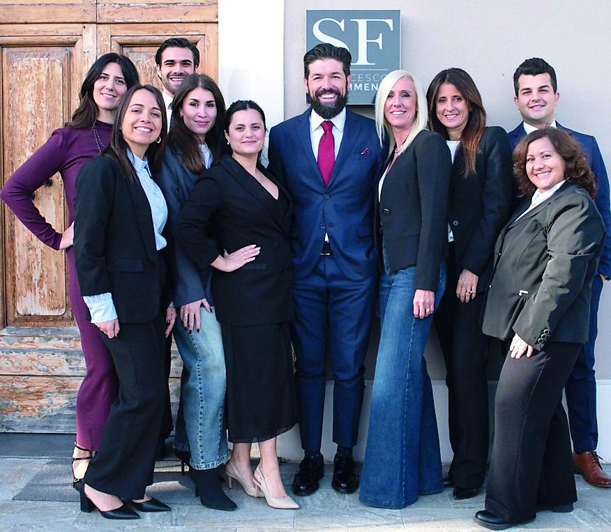 
	Al centro Francesco Schimmenti con il personale dello studio

