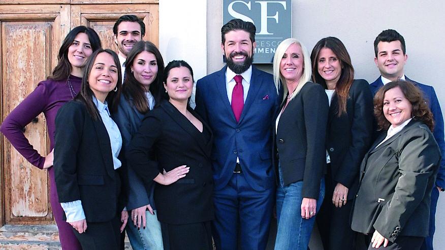 Al centro Francesco Schimmenti con il personale dello studio