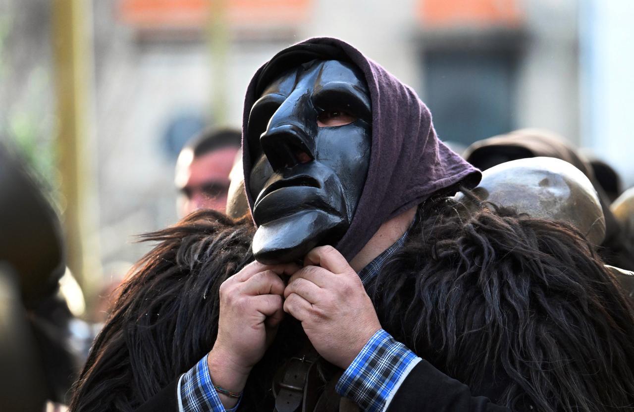 Mamoiada in festa per Sa prima essia: le spettacolari immagini della prima uscita di Mamuthones e Issohadores