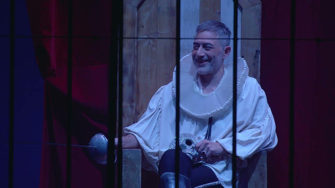 Filippo Timi porta “Amleto²” al Teatro Ariosto: Shakespeare diventa un cabaret esistenziale