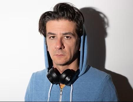 Francesco Mandelli porta “Baby Reindeer” a Rio Saliceto