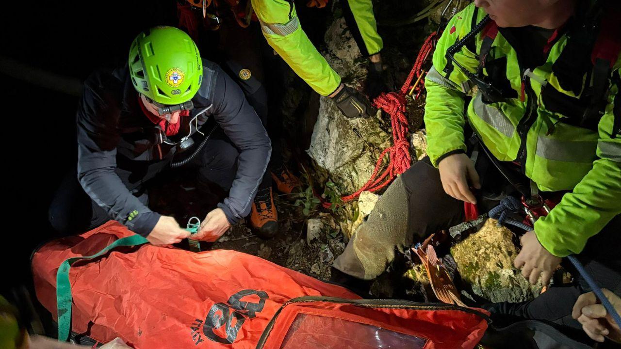 I soccorsi del Sast all'escursionista precipitata mentre scalava una parete