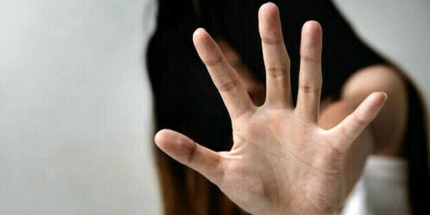 Ferrara, umiliata e offesa dal compagno anche con insulti a sfondo razziale