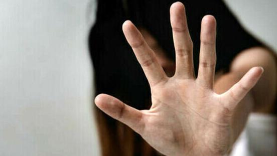 Ferrara, umiliata e offesa dal compagno anche con insulti a sfondo razziale