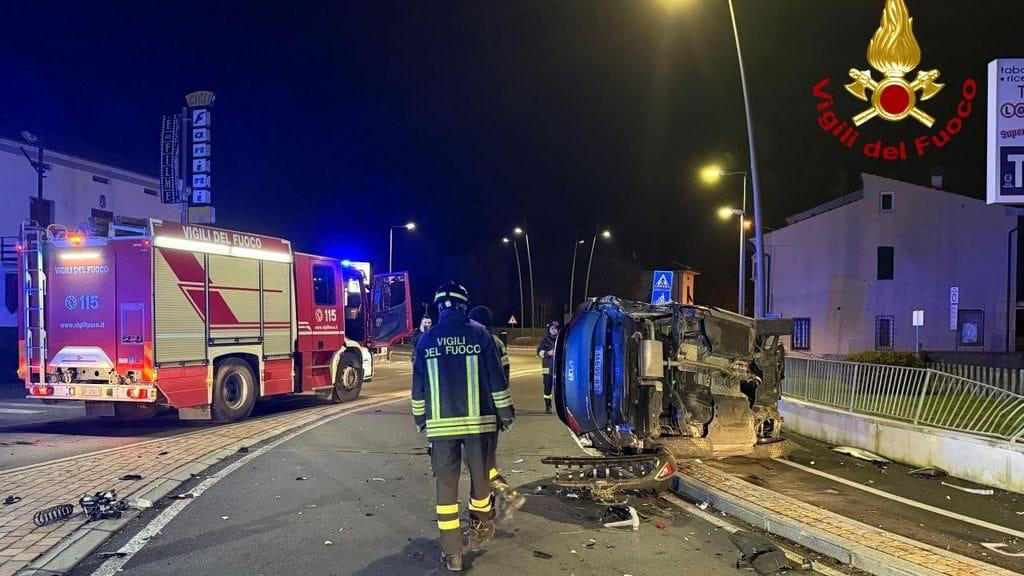 Lunata, si ribalta in auto alla rotonda della Madonnina
