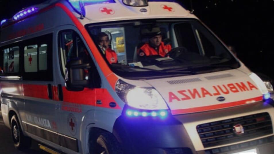 L’auto esce di strada e si ribalta, in due restano incastrati tra le lamiere: uno è gravissimo