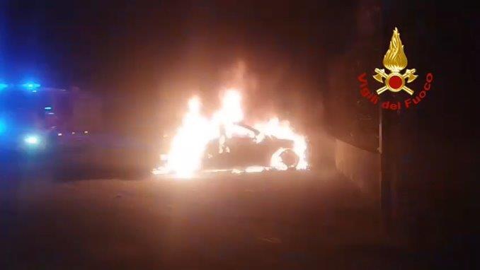 Altopascio, auto in fiamme a ridosso di un condominio – Video