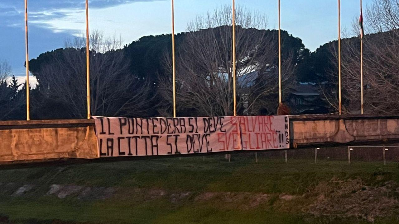 
	Lo striscione in citt&agrave; dei tifosi del Pontedera

