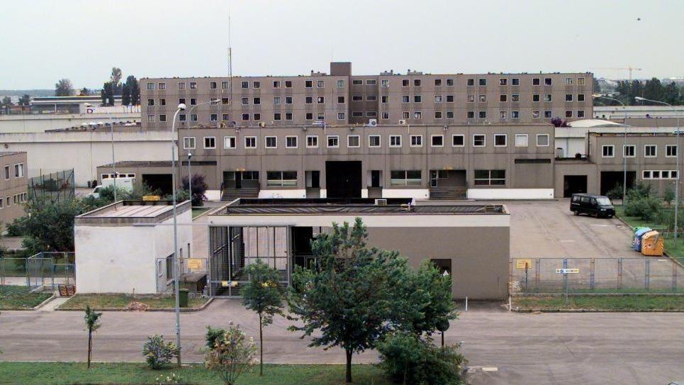 Cellulari e droghe in carcere: il mercato interno del Sant’Anna di Modena