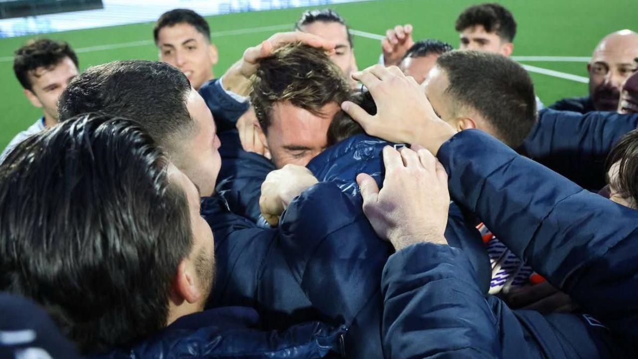 L'abbraccio dei compagni (foto da Carrarese calcio)