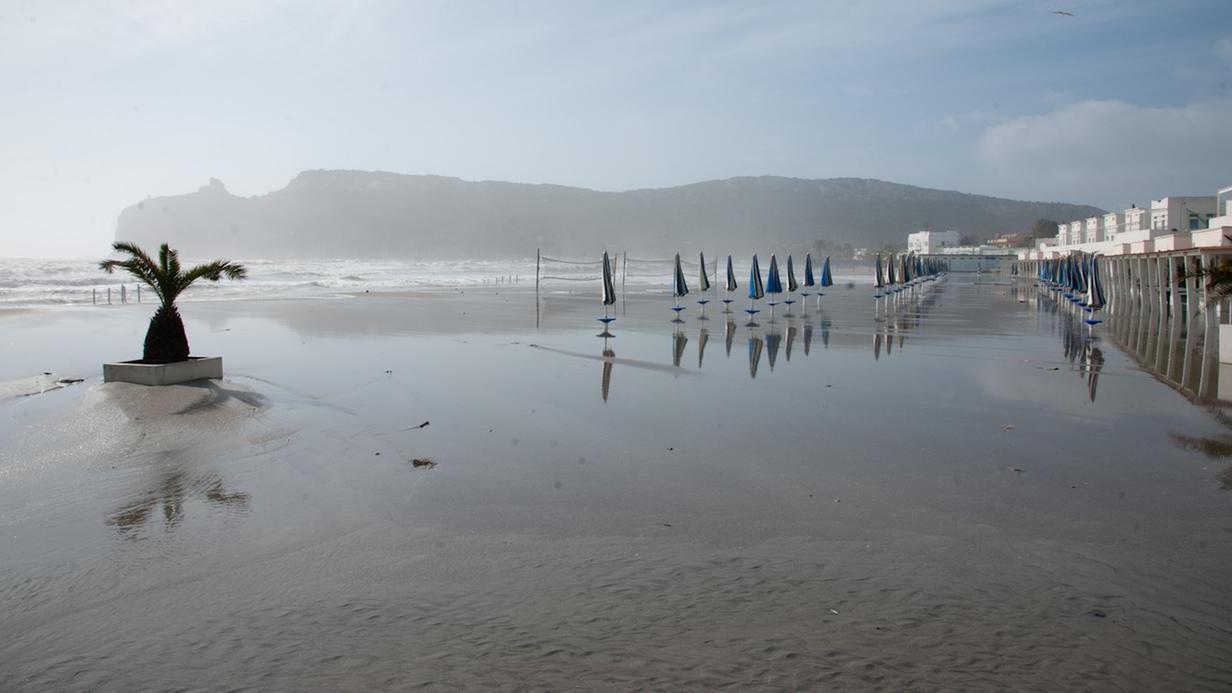 Il Poetto di Cagliari dopo una tempesta di scirocco (foto Rosas/Archivio)