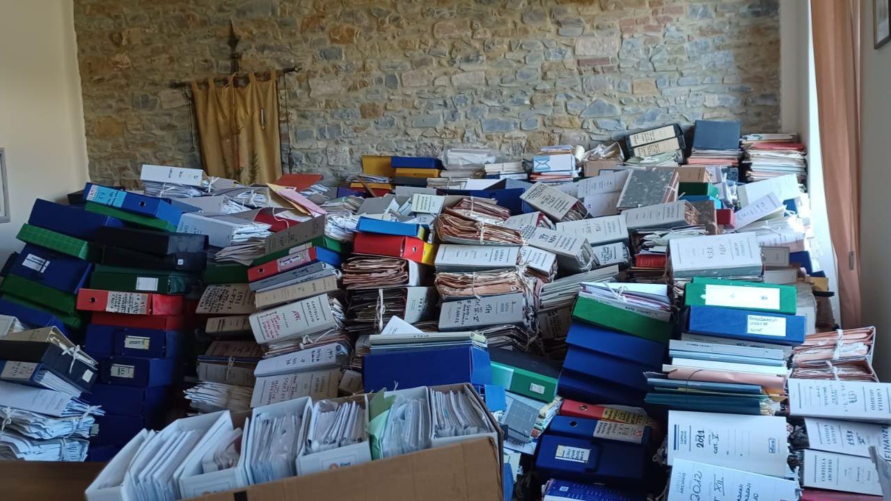 Vecchi faldoni in un archivio