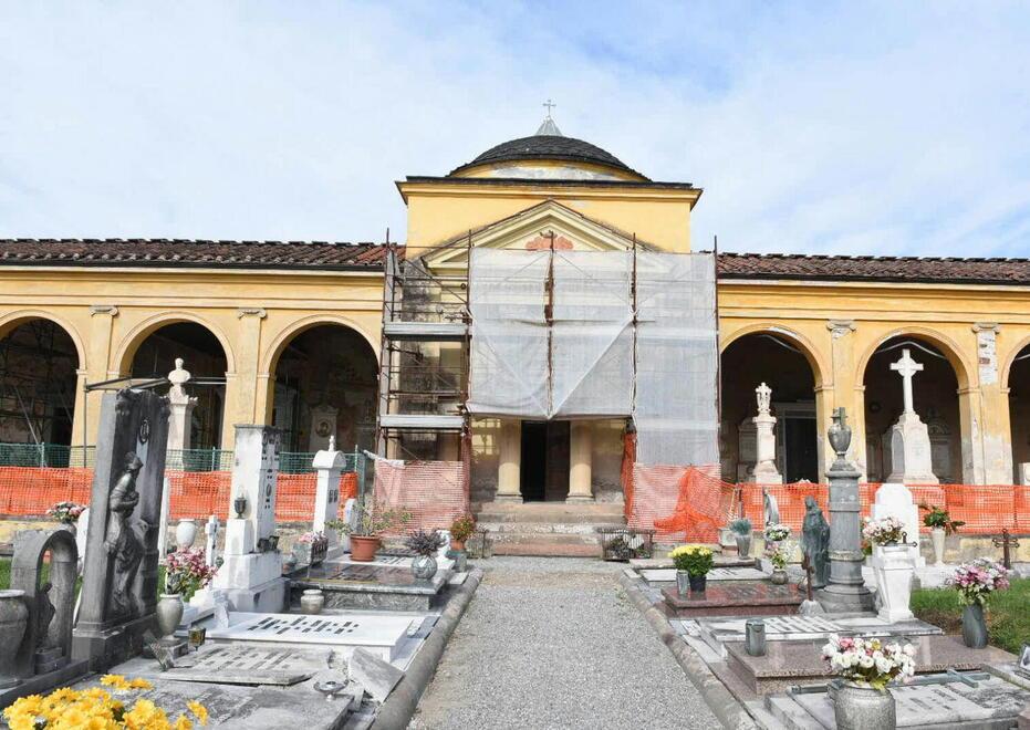 Lucca, nuove regole rallentano le sepolture: salma in un container da 11 giorni