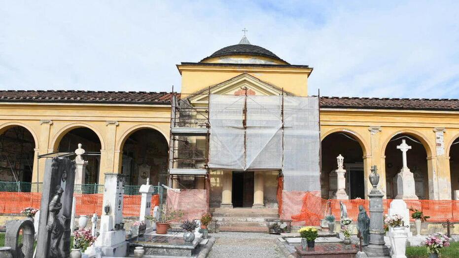 Lucca, nuove regole rallentano le sepolture: salma in un container da 11 giorni