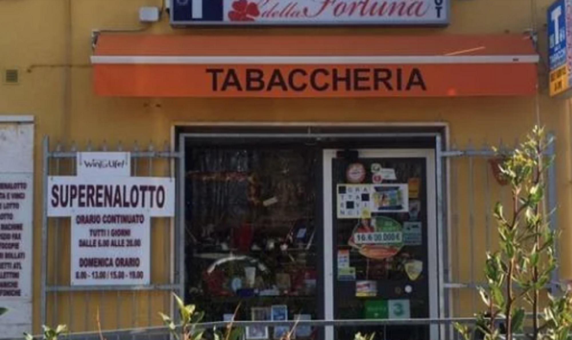 La tabaccheria "L'angolo della fortuna" di Stagno, dove è avvenuto il salvataggio