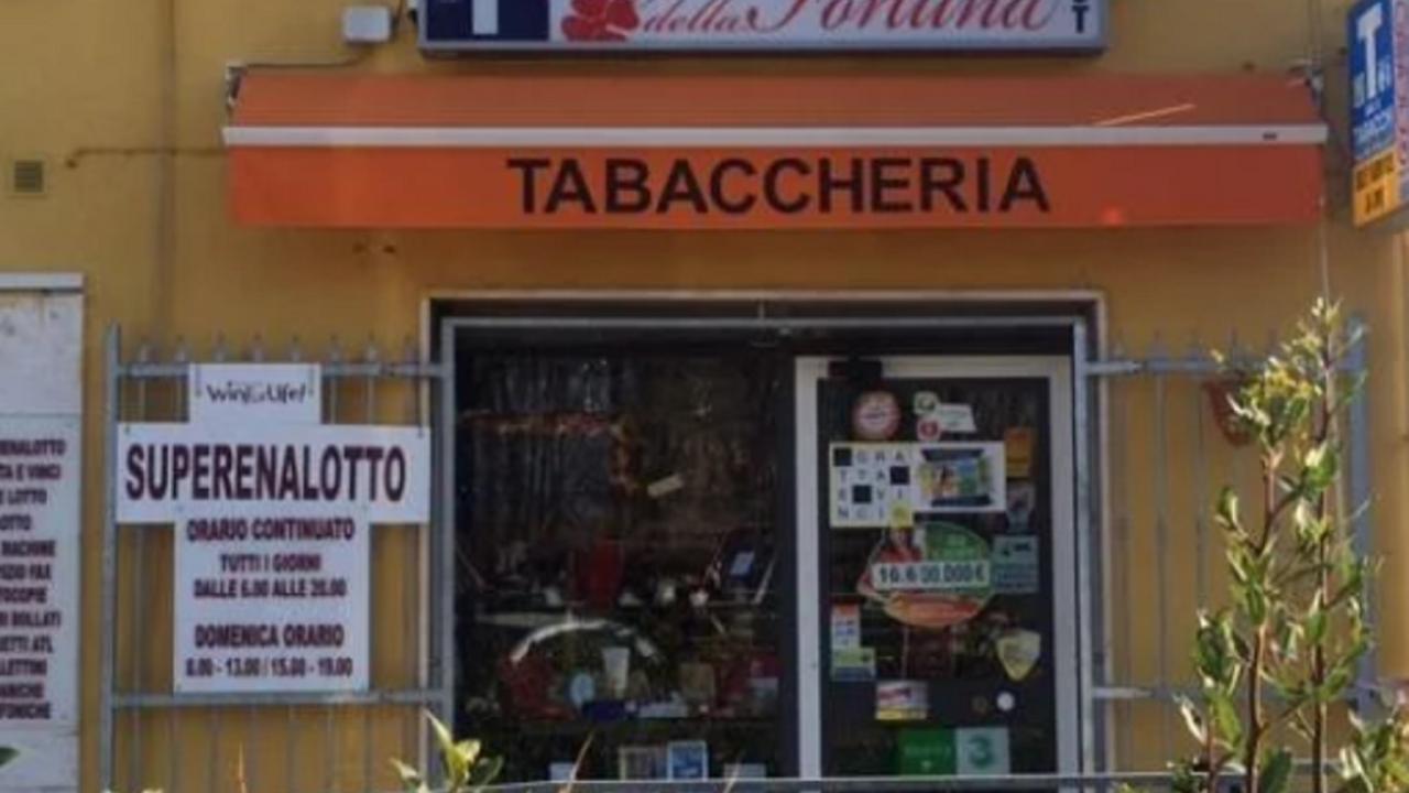 La tabaccheria "L'angolo della fortuna" di Stagno, dove è avvenuto il salvataggio
