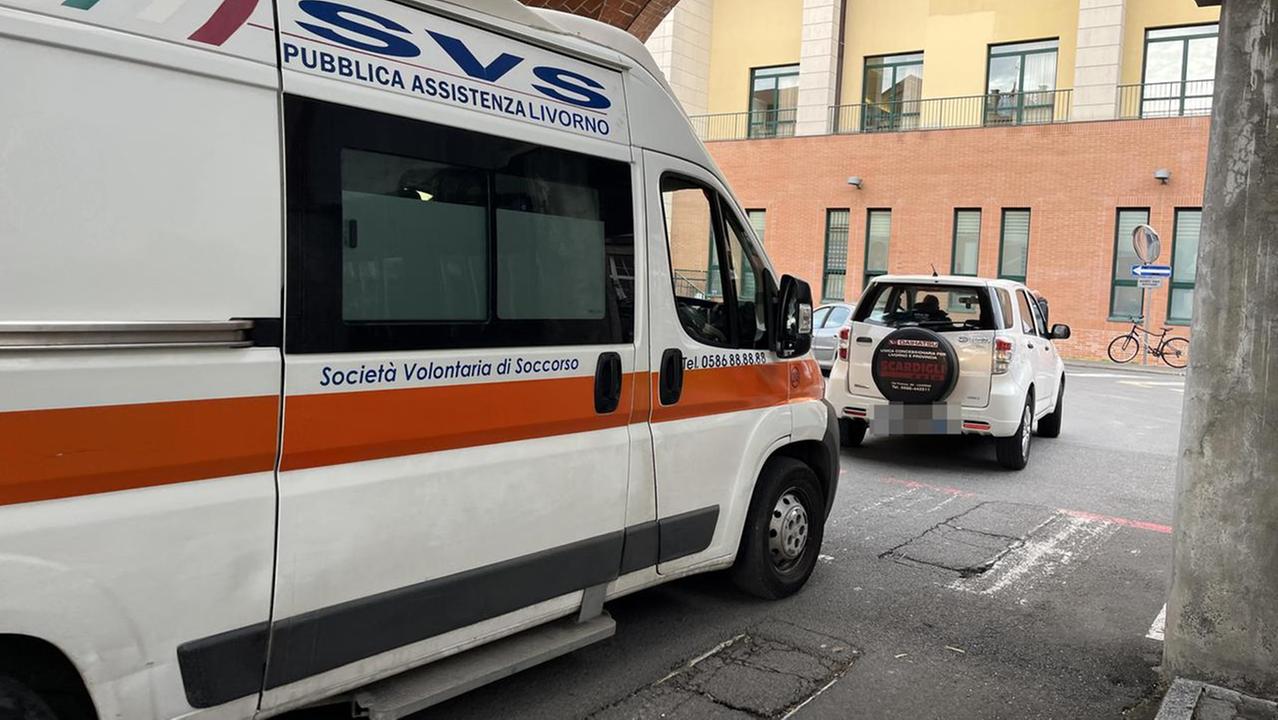Un'ambulanza della Svs all'ingresso dell'ospedale (foto d'archivio)