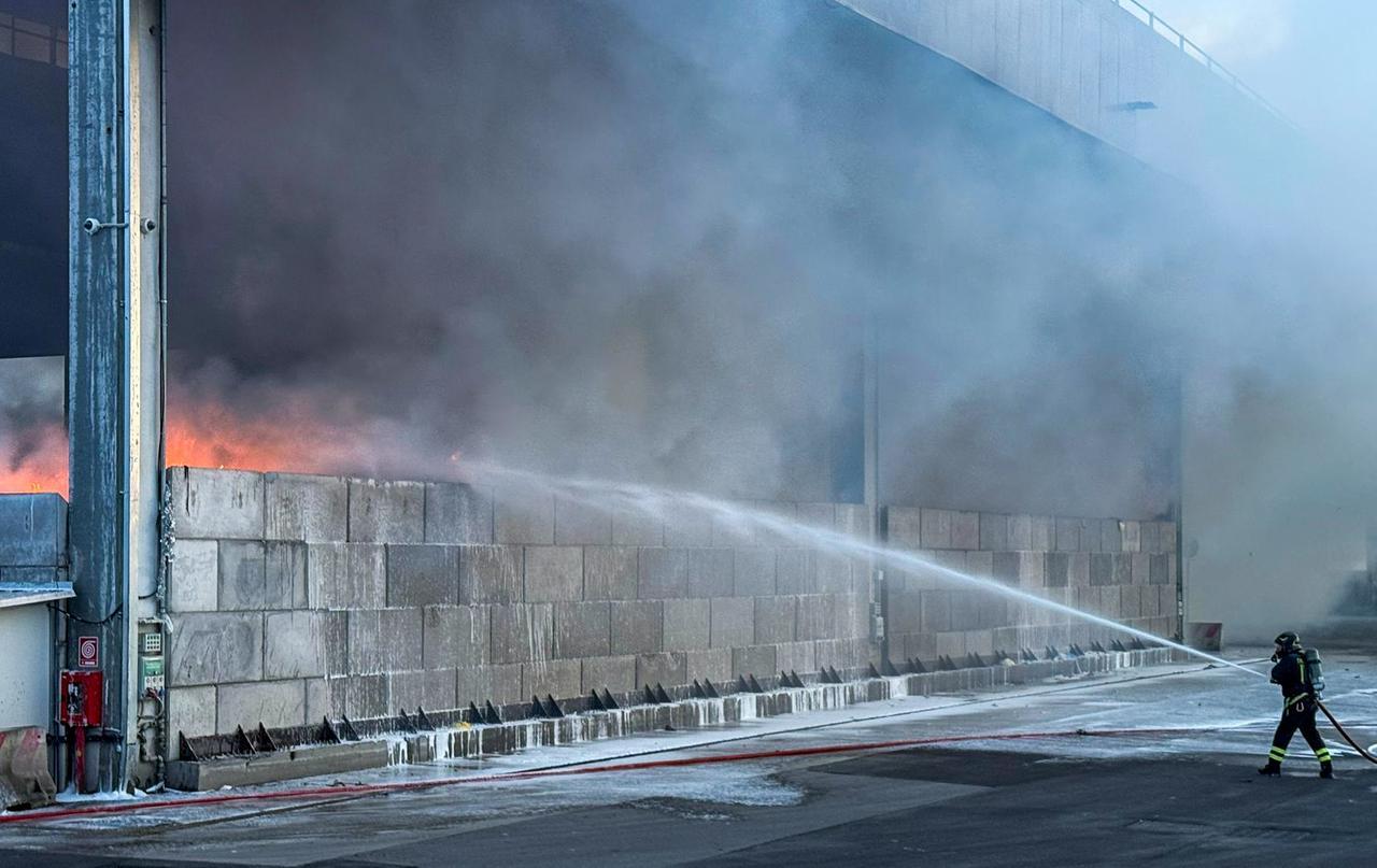 
	L'incendio nel centro smistamento rifiuti di via San Donnino a Firenze

