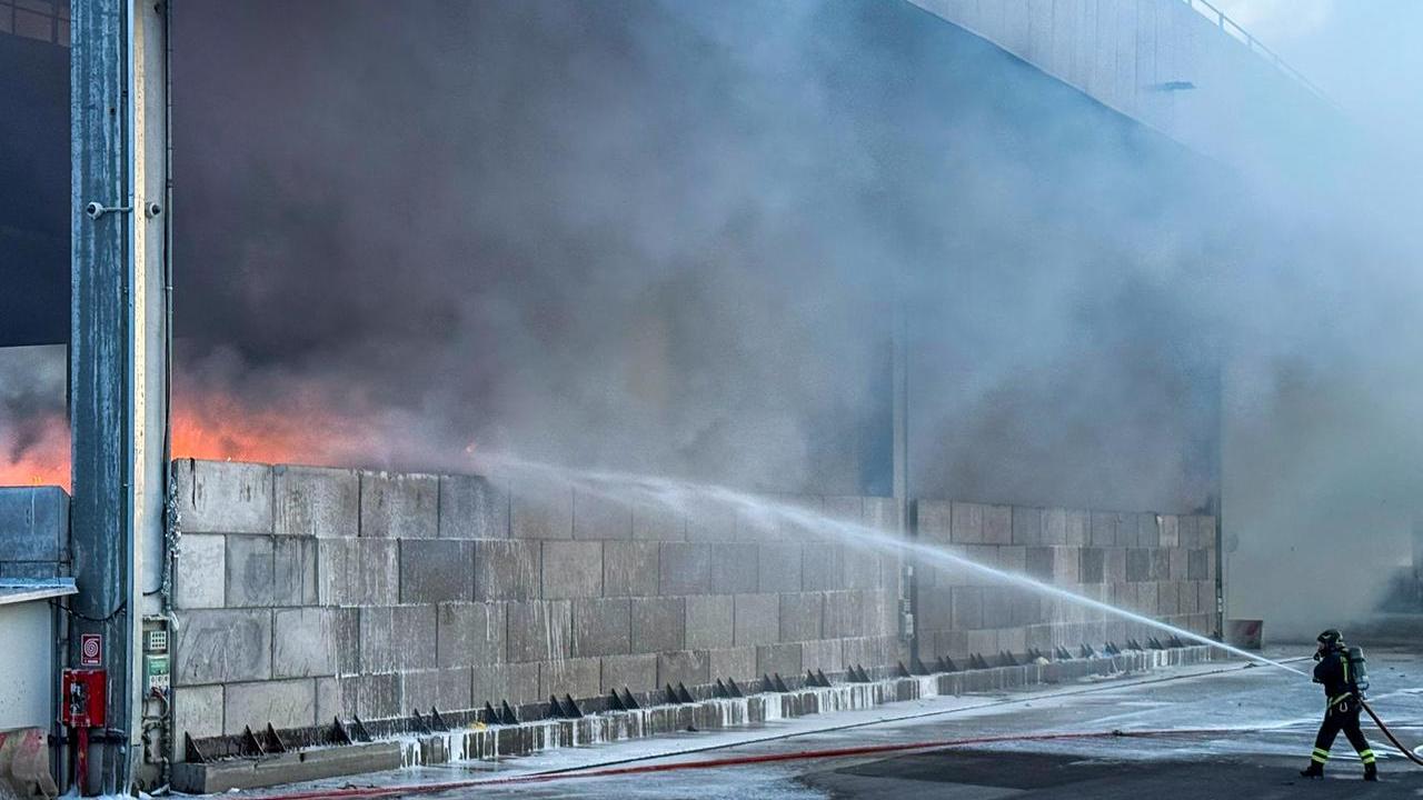 L'incendio nel centro smistamento rifiuti di via San Donnino a Firenze