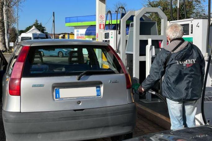 La benzina “servita” conviene. A Ferrara la meno cara in regione