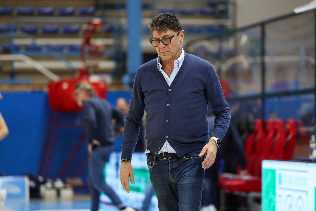 Adamant Ferrara allo sbando, coach Benedetto in bilico dopo la sconfitta. Possibile sostituto e cosa succede ora