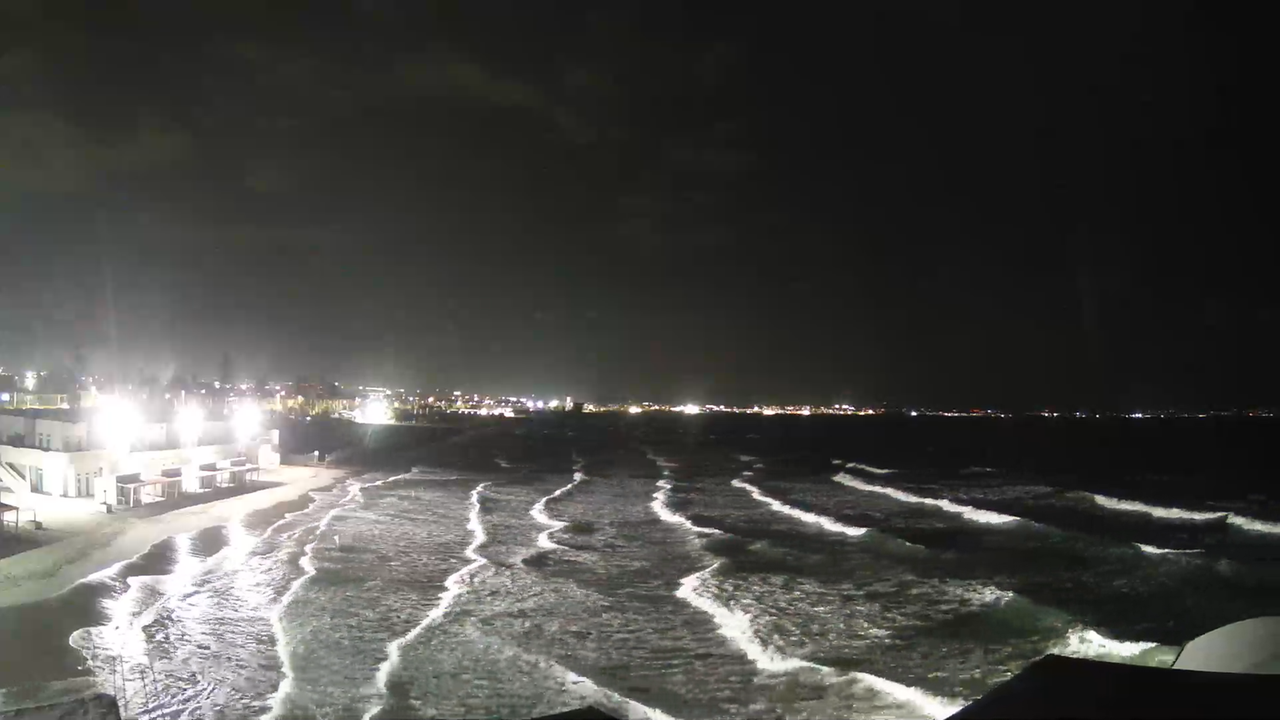 Sardegna, onde alte fino a 9 metri: ecco le 7 webcam in diretta per vedere la furia del mare – VIDEO