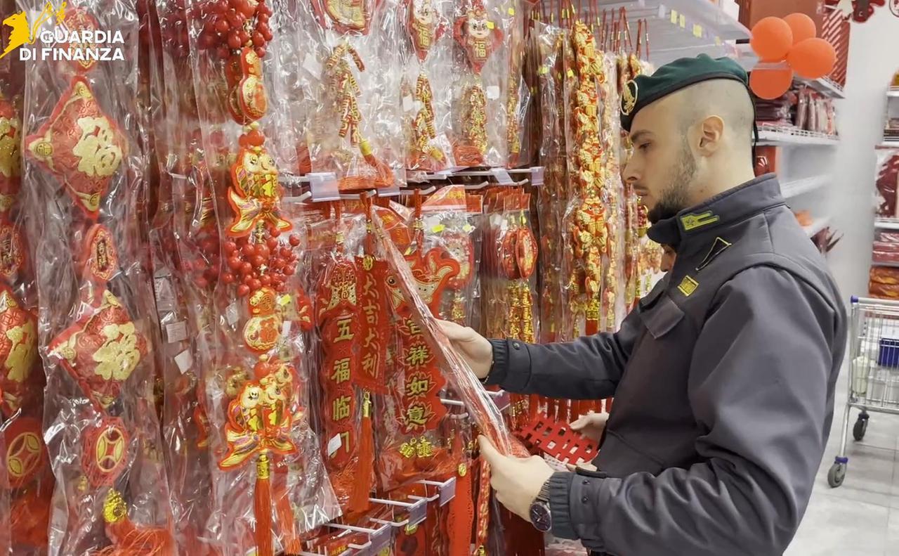 Prato, la Finanza sequestra 47.000 prodotti non sicuri “made in China”