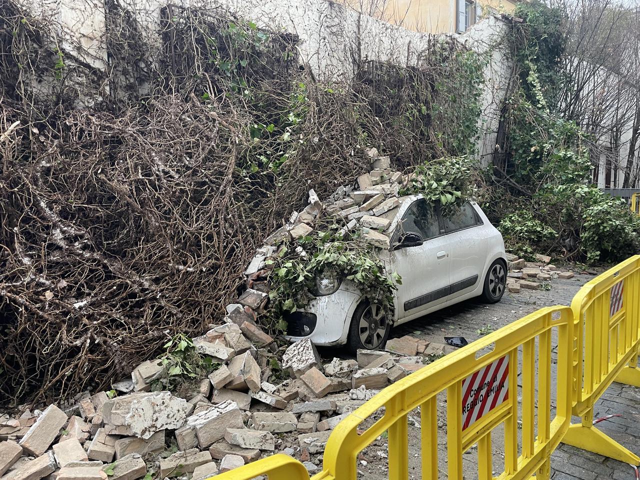 Crolla un muro in via dell’Abbadessa: auto in sosta schiacciata dai mattoni
