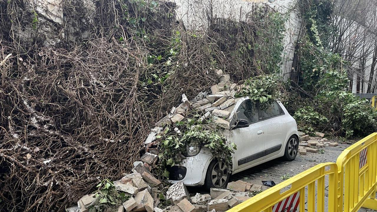 Crolla un muro in via dell’Abbadessa: auto in sosta schiacciata dai mattoni