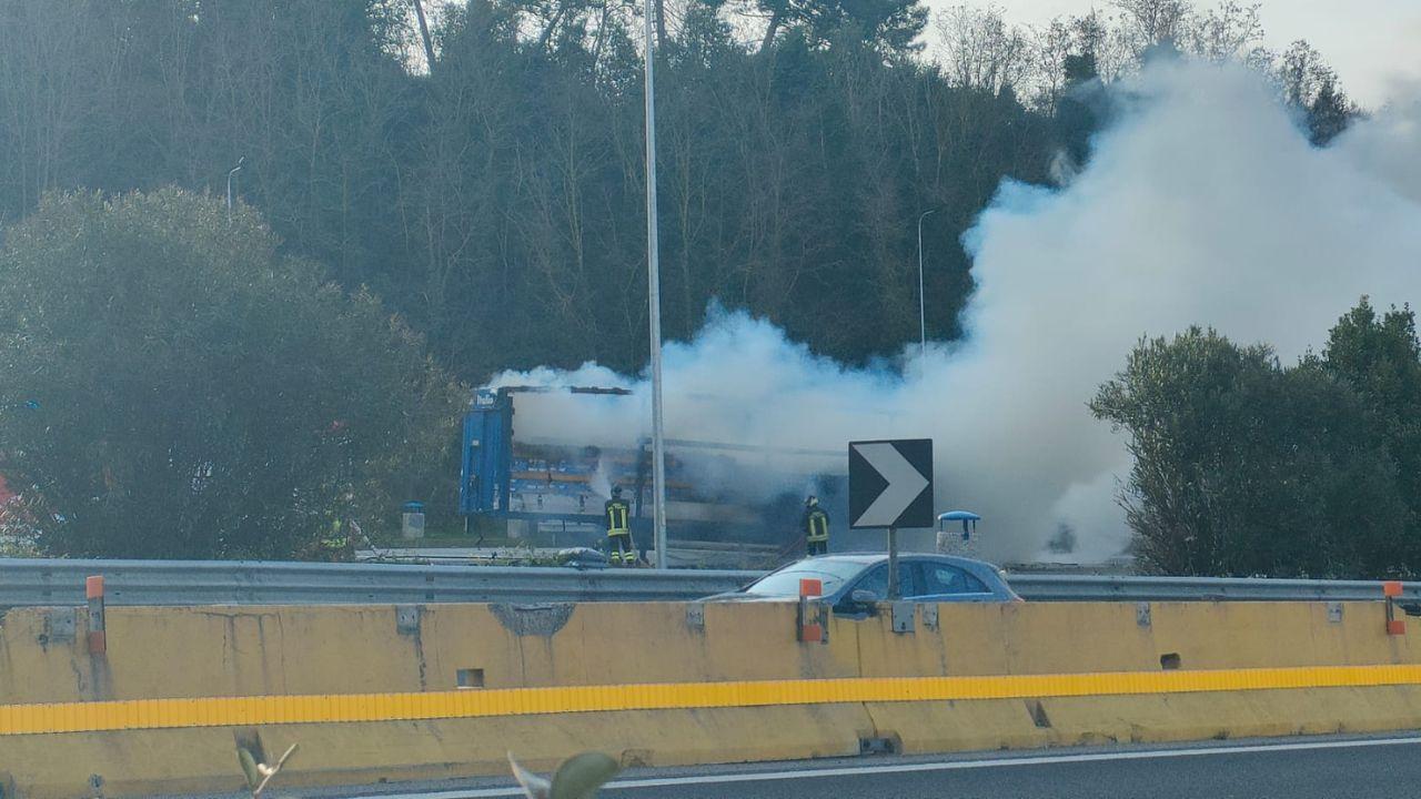 Il camion a fuoco nella stazione di servizio di Serravalle