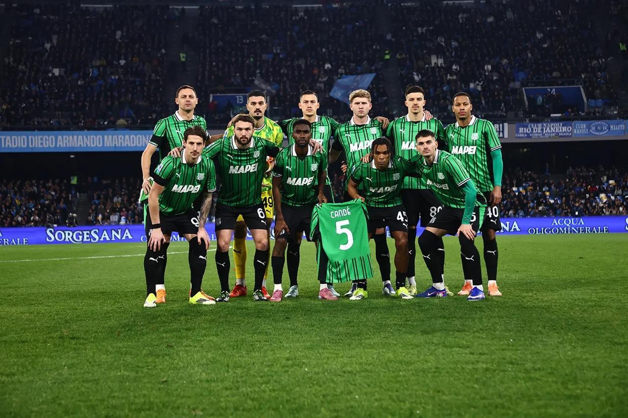
	A Napoli i neroverdi hanno mostrato la maglia dell&rsquo;infortunato Cand&eacute;

