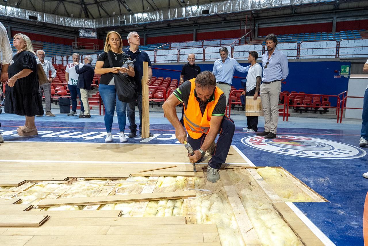 
	Lo smontaggio del vecchio parquet al Palaterme (foto Nucci)

