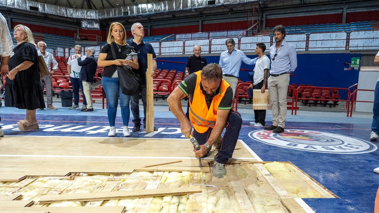 Lo smontaggio del vecchio parquet al Palaterme (foto Nucci)