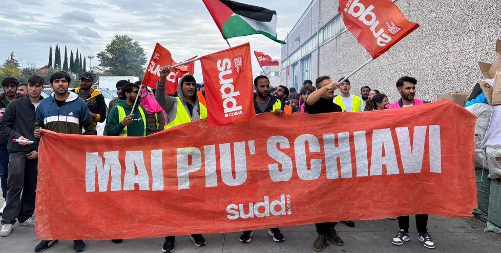 Una delle manifestazioni organizzate dai Sudd Cobas contro lo sfruttamento nelle fabbriche del distretto tessile