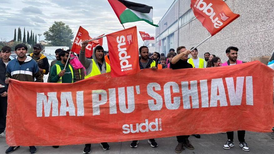 Una delle manifestazioni organizzate dai Sudd Cobas contro lo sfruttamento nelle fabbriche del distretto tessile