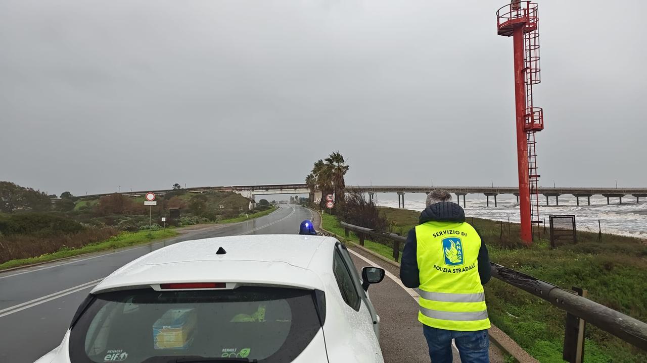 Ciclone Harry, si intensificano le mareggiate: chiuso al traffico un tratto della statale 195 “Sulcitana”
