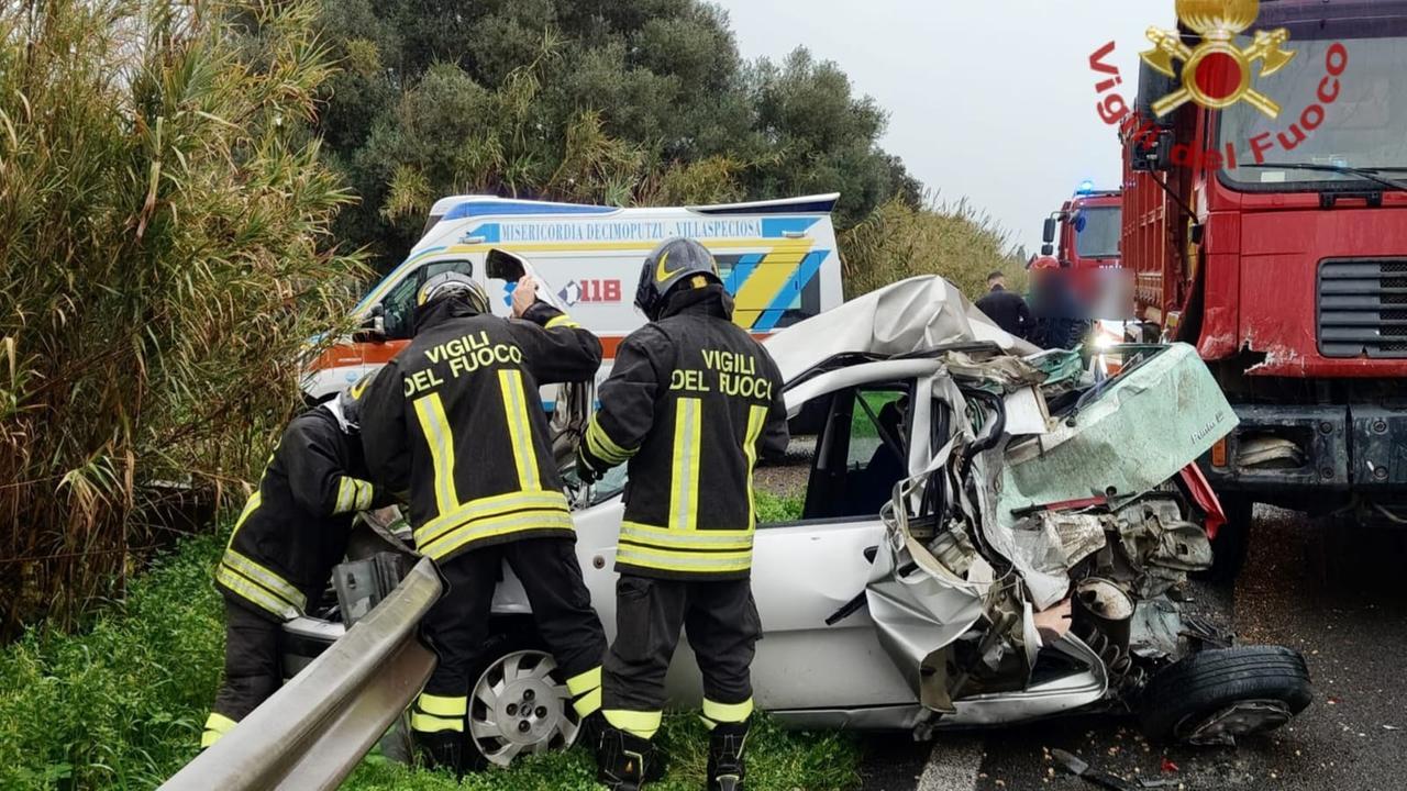Violento impatto tra un’auto e un camion: due feriti