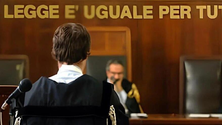 Lucca, nonno spara un colpo di fucile e minaccia di morte la figlia<br>