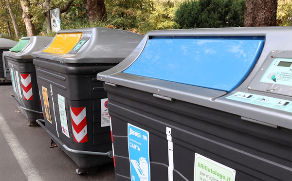 
	I cassonetti di carta e plastica

