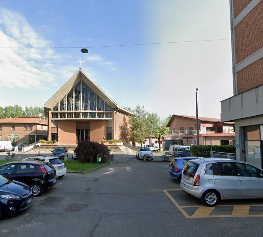 Entrano alla festa nella sala parrocchiale e spruzzano spray al peperoncino