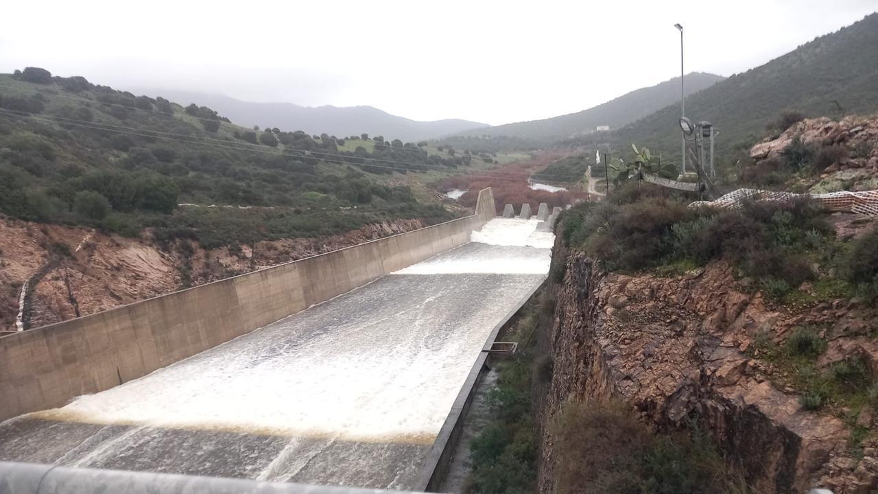 Diga Maccheronis, l’Enas aumenta l’apertura delle paratoie