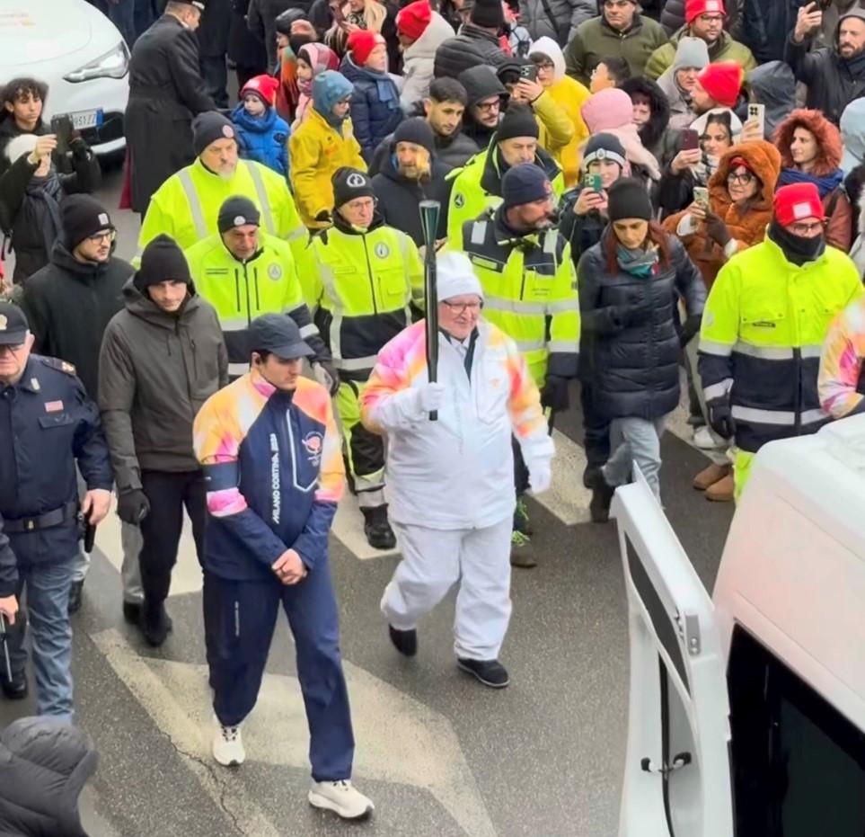 Milano-Cortina, la fiamma olimpica attraversa Brescello
