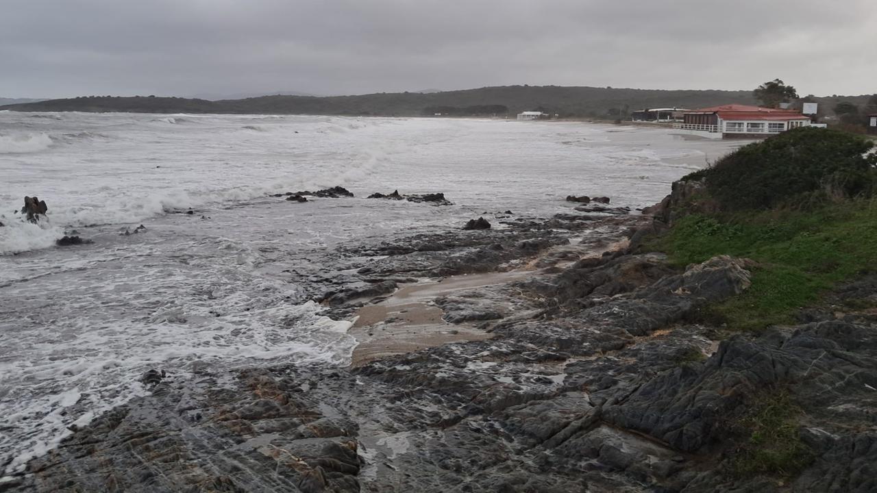 Maltempo, codice rosso confermato anche per domani: frane e allagamenti in 11 Comuni, allarme dighe